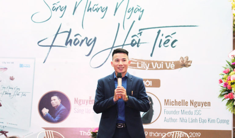 Nhà sáng lập Sbooks Nguyễn Anh Dũng phát biểu trong buổi giới thiệu sách mới.