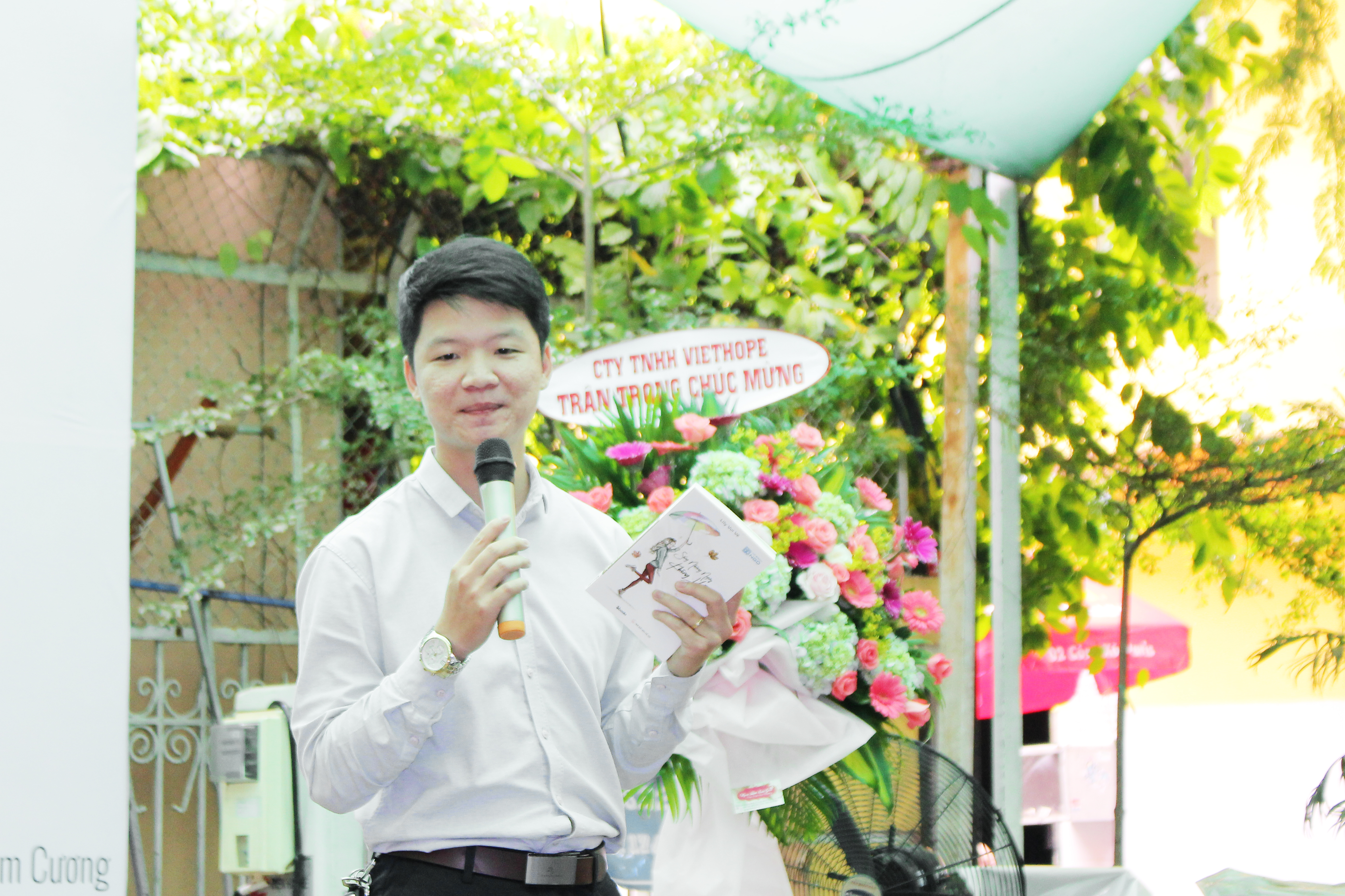 MC sự kiện – Anh Nguyễn Hoàng Sơn giới thiệu về cuốn sách Sống những ngày không hối tiếc