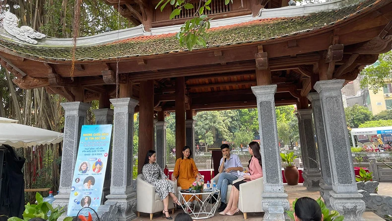 Buổi tọa đàm của Linh Lan Books tại Hồ Văn (Văn Miếu Quốc Tử Giám, Hà Nội) được livestream trên mạng xã hội, thu hút đông đảo bạn đọc.