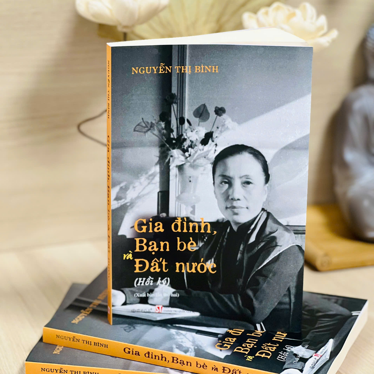 Sách Hồi ký Gia đình, Bạn bè và Đất nước